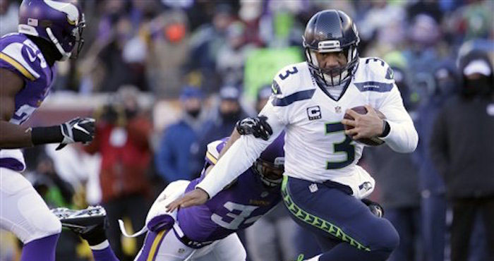 Russell Wilson y su ofensiva no pudieron hacer mucho durante casi todo el partido. Foto: AP