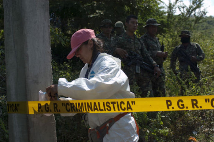 Miembros de la UPOEG en el basurero de Cocula para peritaje. Foto: Cuartoscuro