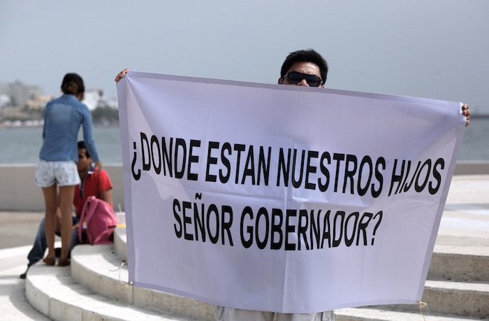 Familiares de jóvenes secuestrados recriminan al Gobernador Javier Duarte la desaparición de sus hijos. Foto: Cuartoscuro