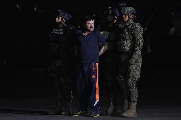 Mientras era conducido a un helicóptero por marinos, estos pararon la marcha a medio camino y giraron su inexpresiva cara hacia los periodistas para que pudieran tener una imagen clara. Foto: Cuartoscuro 