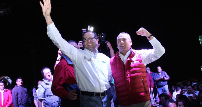 Ignacio Peralta Candidato a La Gobernatura Por El Pri Y Manlio Fabio Beltrones Presidente Nacional Del Partido Festejan Con Simpatizantes La Ventaja En Los Resultados a La Elección a Gobernador Foto Cuartoscuro