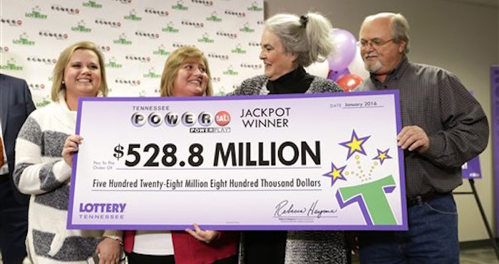 La Entrega Del Cheque Millonario a John Robinson Derecha Su Esposa Lisa Y Su Hija Tiffany Después De Cerrtificar Su Boleto Ganador De La Lotería Powerball En Nashville Tennessee Foto Ap