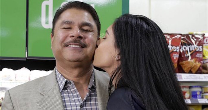 El Propietario Balbir Atwal Recibe Un Beso De Su Hija Sonia En Su Tienda Atwal Dice Que Estaba En Casa Cuando Alguien Le Llamó Para Decirle Que Habían Ganado El Premio Foto Ap