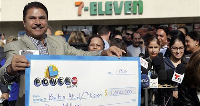 El Indio Balbir Atwal Dueño De La Tienda eleven Que Vendió Uno De Los Boletos Ganadores De La Lotería Powerball Sostiene El Cheque Que Recibió Por Un Millón De Dólares En Su Establecimiento En Chino Hills California Foto Ap