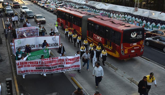 Los Enfermeros Avanzaron Sobre La Avenida Cuauhtémoc Foto Valentina López Sinembargo