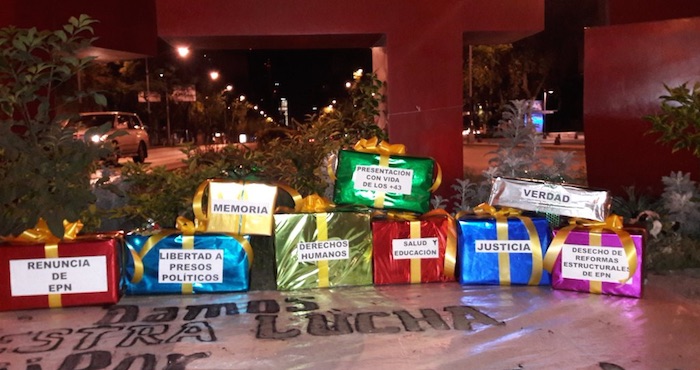 Los Padres De Lo Colocaron En El Monumento Nueve Regalos Con Deseos Como La Renuncia De Epn Foto plantonxayotzi