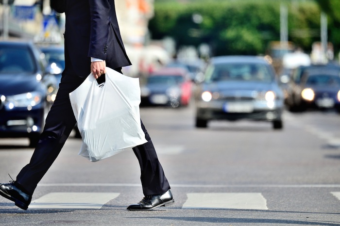 es capaz de sustituir a los plásticos convencionales derivados del petróleo, como los que se usan actualmente en las bolsas del supermercado o en los envases. Foto: Shutterstock.