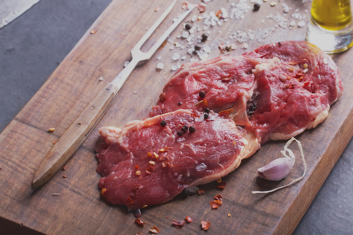 Es Importante Limpiar La Tabla Después De Tener Contacto Con Alimentos Crudos Foto Shutterstock