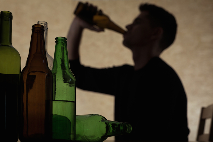 Creer que el alcohol "llena" y sustituye a la comida puede derivar en desnutrición. Foto: Shutterstock