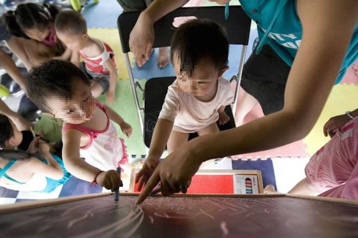 Niños de entre tres y cinco años de edad tienen la capacidad cognitiva de relacionar los garabatos con algunas palabras. Foto: EFE