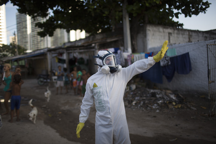 Brasil ha intensificado las medidas pare evitar la propagación del zika, pero el alcalde de río confía más en la llegada del invierno. Foto: AP