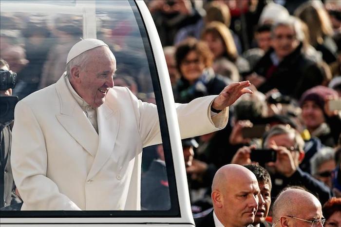 El Papa Saluda a Los Fieles a Su Llegada a La Audiencia General De Los Miércoles En La Plaza De San Pedro En El Vaticano Foto Efe