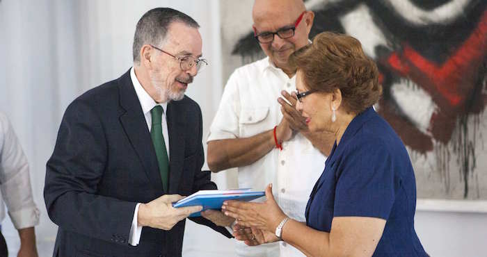 El Embajador De Chile En Nicaragua José Miguel De La Cruz El Director Del Instituto Nicaragüense De Cultura Luis Morales Y La Directora Del Museo archivo Rubén Darío Mercedes Buitrago Durante El Acto De Entrega Del archivo De Rubén Darío En Chile Foto Efe