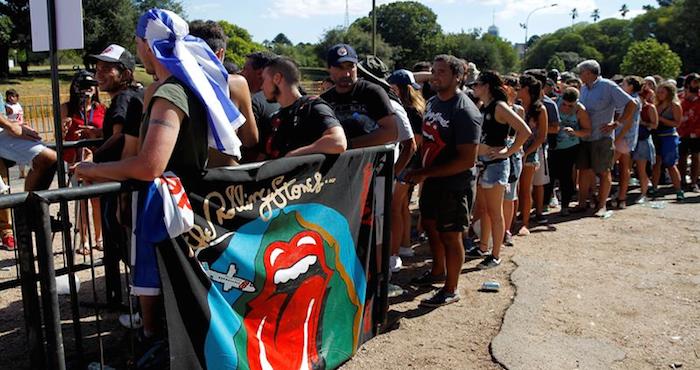 Aficionados De La Banda Británica the Rolling Stones Esperan La Hora Del Concierto Hoy Martes De Febrero De En Montevideo Uruguay Foto Efe