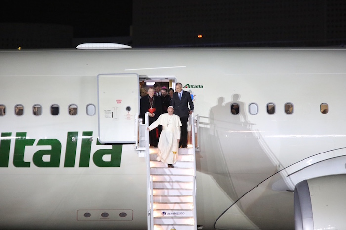 Francisco Llegó Alrededor De Las Horas Al Aeropuerto Internacional De La Ciudad De México aicm En Un Avión De Alitalia Foto Francisco Cañedo Sinembargo