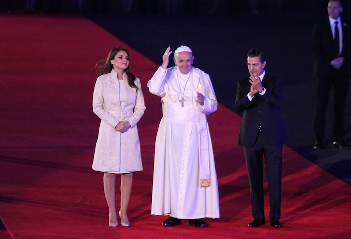 El Papa Francisco Llegó Al Aicm La Noche De Viernes Donde Fue Recibido Por El Presidente Enrique Peña Nieto Y Su Esposa La Primera Dama Angélica Rivera Foto Francisco Cañedo Sinembargo