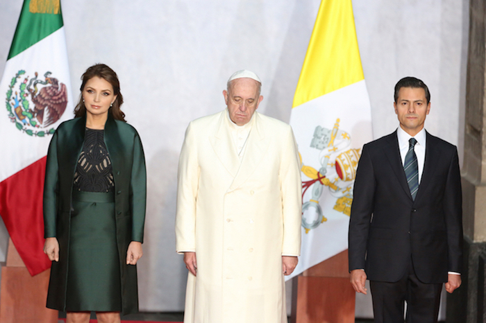 DÍA 1: El Papa Francisco fue recibido en el Palacio Nacional por el Presidente Enrique Peña Nieto y la Primera Dama Angélica Rivera, donde se ofició la ceremonia oficial de bienvenida. Foto: Francisco Cañedo, SinEmbargo 