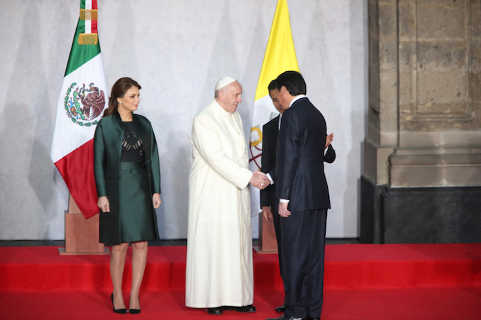 El Presidente Enrique Peña Nieto recibió esta mañana al Papa Francisco en el Palacio Nacional donde se lleva a cabo una ceremonia de bienvenida. Foto: Francisco Cañedo, SinEmbargo 