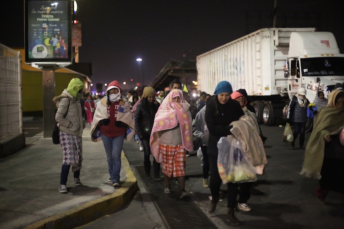 Con Cobijas En Manos Miles De Personas Arribaron Esta Madrugada a Ecatepec a Espera De La Misa Que Ociará El Papa Francisco