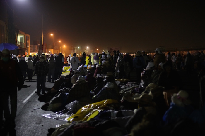 Los Convocados Para Hacer La Valla Humana Que En Mayoría Son Quienes No Alcanzaron Boleto Y En Mayoría Son De Atlacomulco Estado De México Llegaron a Acampar Desde La Tarde De Ayer Foto Francisco Cañedo Sinembargo