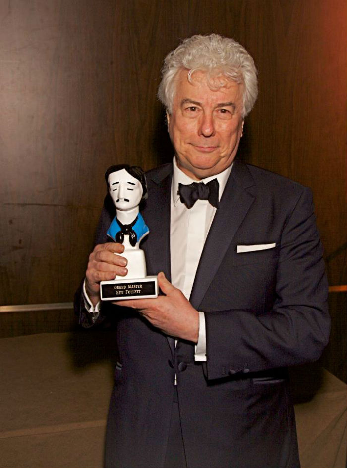 Ken Follett Lo Ganó En El Foto Facebook