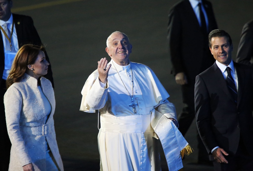 El Papa Francisco Arribó La Noche De Este Viernes Al Hangar Presidencial En El Aicm Donde Fue Recibido Entre Gritos Porras Y Música De Mariachi Foto Francisco Cañedo Sinembargo