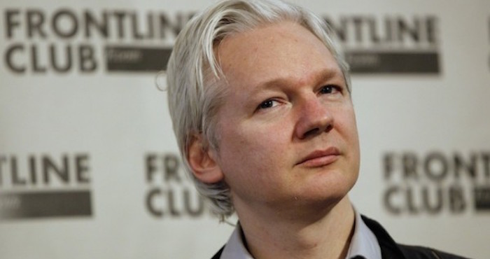 Assange buscó refugio en la legación cuando el país escandinavo lo reclamó para interrogarle por tres acusaciones de acoso sexual y una de violación. Foto: EFE