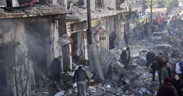 Policías Sirios Inspeccionan El Lugar En Donde Se Produjo El Atentado En Homs siria Foto Efe