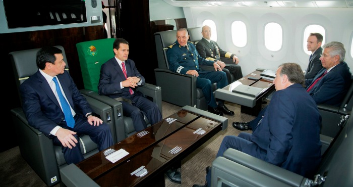 Peña Nieto Viajó a Lado De Autoridades Militares Del Gobierno Federal Integrantes Del Gabinete Legal El Staff De La Presidencia Y Representantes De Los Medios De Comunicación Para Este Vuelo Inaugural Foto Cuartoscuro