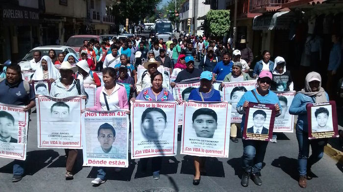 Padres De Los Normalistas Desaparecidos Marchan En Las Calles De Chilpancingo Guerrero Foto Lenin Ocampo El Sur