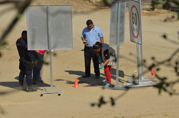 20 de febrero. Dos trabajadores de la compañía Monta Engil y Tecnología Logística, y Montajes S.A de C.V. encargados en construcción de las columnas de la Autopista, fueron asesinado a tiros en Guerrero, cerca de Acapulco. Foto: Cuartoscuro