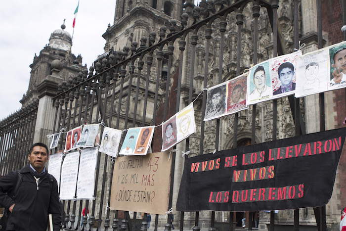 Protesta Por La Desaparición De Los Normalistas Desaparecidos De Ayotzinapa En La Barda De La Catedral Metropolitana Foto Cuartoscuro