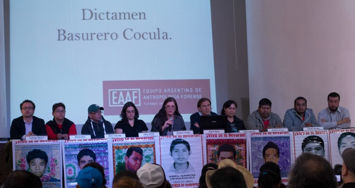 El pasado 9 de febrero, el Equipo Argentino de Antropologia Forense (EAAF) en compañía de Padres de Familia de los 43 normalistas desaparecidos en Ayotzinapa, familiares y amigos y organizaciones sociales, rindieron el informe final sobre las investigaciones realizadas en el Basurero de Cocula en Guerrero donde presuntamente fueron quemados los estudiantes. Foto: Cuartoscuro