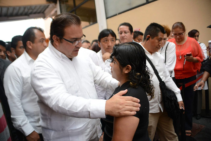 Compasión de Duarte, sólo para la foto. Después retiraría la ayuda. Foto: Cuartoscuro