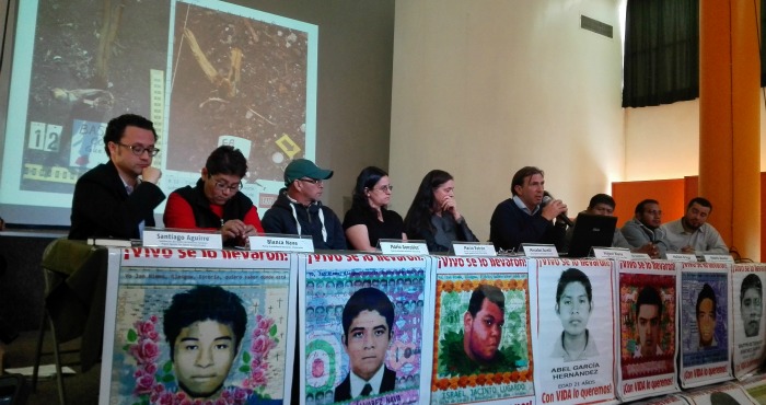 Mercedes Doretti Y Miguel Nieva Integrantes Del Equipo Argentino De Antropologia Forense eaaf En Compañía De Padres De Familia De Los Normalistas Desaparecidos En Ayotzinapa Foto Luis Barrón Sinembargo