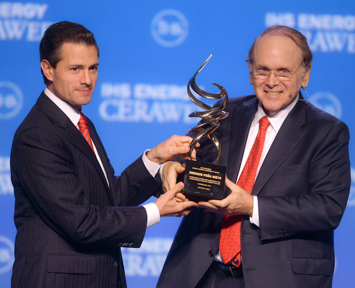 El Presidente Enrique Peña Nieto recibió ayer el reconocimiento IHS Global Energy Lifetime Achievement, durante la inauguración de la Conferencia Internacional IHS CERAWeek. Ahí anuncio que el Gobierno mexicano comenzará a otorgar permisos de importación de gasolinas y diésel. Foto: Cuartoscuro 