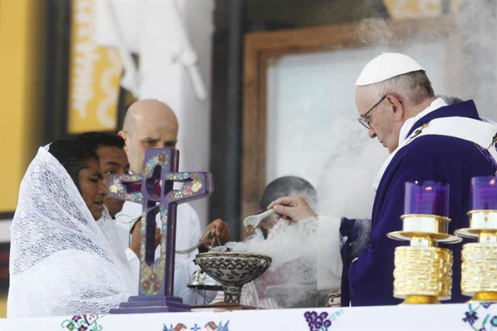 El Papa pidió perdón pr el maltrato y exclusión de los que han sido víctimas los pueblos indígenas. Foto: EFE