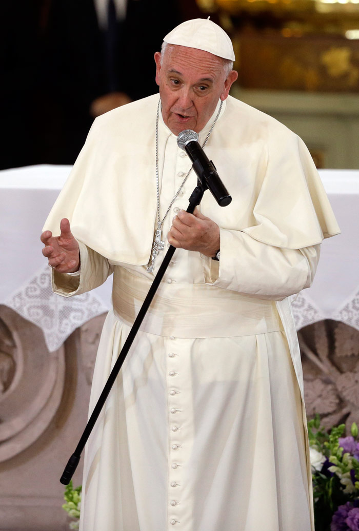 El Papa Francisco habla con fieles dentro de la catedral de Morelia, México. Foto: Gregorio Borgia, AP