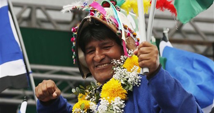 El Presidente De Bolivia Evo Morales SonrÌe Durante El Cierre De CampaÒa Por El sÌ En El Alto Bolivia El MiÈrcoles De Febrero De El Domingo Los Bolivianos Irn a Las Urnas Para Votar En Un Referendo Que De Ser Approbado Le PermitirÌa a Morales Lanzarse Y Competir En Un Cuarto PerÌodo Presidencial De Manera Consecutiva ap Fotojuan Karita