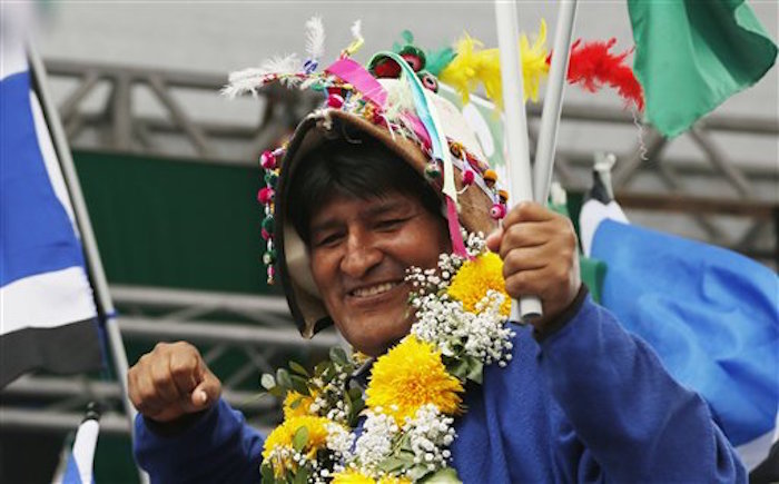 El Presidente De Bolivia Evo Morales SonrÌe Durante El Cierre De CampaÒa Por El sÌ En El Alto Bolivia El MiÈrcoles De Febrero De El Domingo Los Bolivianos Irn a Las Urnas Para Votar En Un Referendo Que De Ser Approbado Le PermitirÌa a Morales Lanzarse Y Competir En Un Cuarto PerÌodo Presidencial De Manera Consecutiva ap Fotojuan Karita