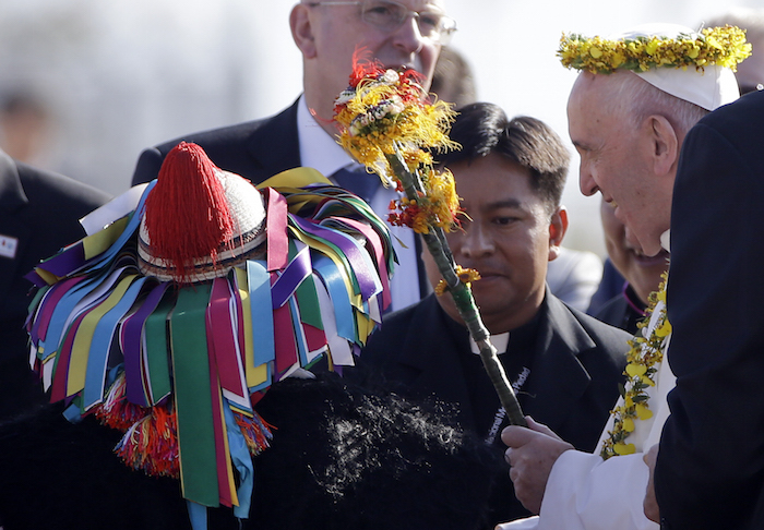 Un Grupo De Mujeres Indígenas Entregaron Al Papa Una Corona De Flores Y El Bastón De Mando Mayor Que Es Un Reconocimiento De Las Comunidades Indígenas Tzotzil Y La Zoque Con El Que Lo Distinguieron Como Máximo Jerarca De La Iglesia Católica Foto Ap