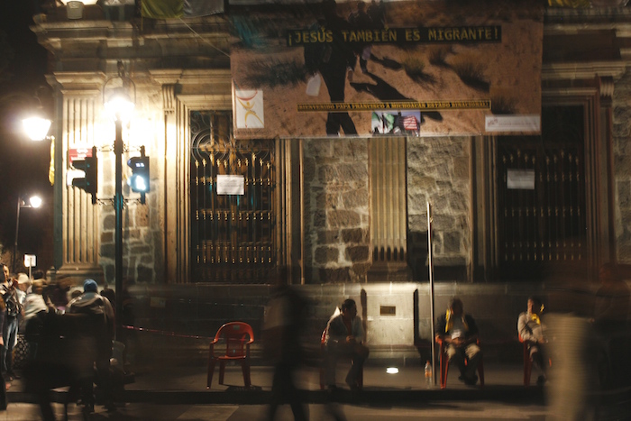 Desde la noche de ayer, la gente apartó sus lugares en los alrededores de la catedral del Morelia. Foto: AP.