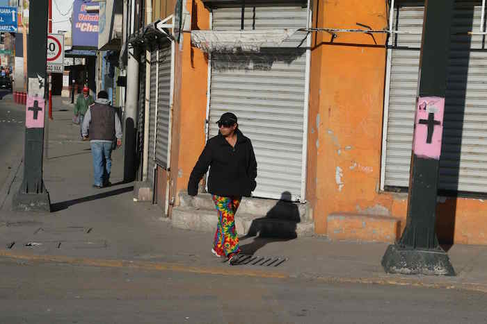 Ayer Las Madres De Las Víctimas De Feminicidios Pintaron Cruces Negras Sobre Fondos Rosas En Los Postes Ubicados Por Las Calles Que Recorrerá El Papa Sin Embargo Según Denunciaron Testigos Hoy Por La Mañana Fueron Borradas Foto Cuartoscuro