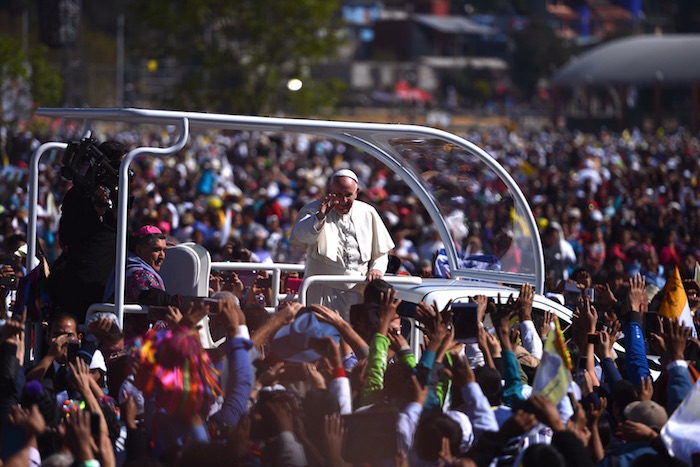 a Su Llegada a San Cristobal De Las Casas El Papa Francisco Saludó Desde El Papamovil a Miles De Fieles Indígenas Foto Cuartoscuro