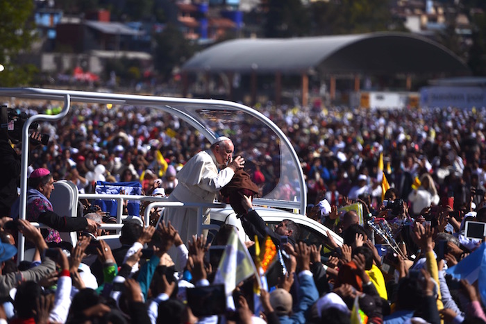 DÍA 3: Francisco fue recibido por centenares de feligreses en San Cristóbal de las Casas donde pidió perdón a las comunidades indígenas. Foto: Cuartoscuro 