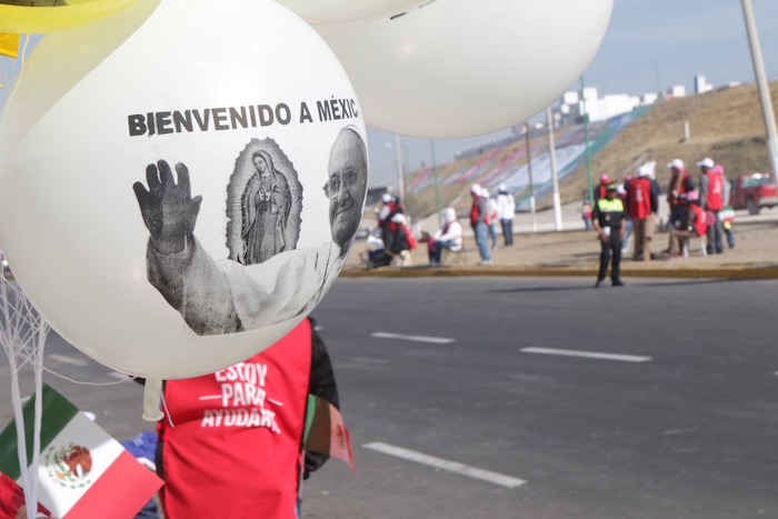 Todo Tipo De Artículo Se Vendieron Durante El Paso De Francisco Por Ecatepec Foto Valentina López Sinembargo