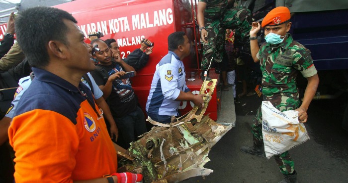 Rescatistas Cargan Parte Del Avión De La Fuerza Aérea Indonesia Que Se Estrelló Contra Una Casa En Malang Indonesia La Aeronave Hecha En Brasil Embraer Emb Super Tucano Se Estrelló Durante Un Vuelo De Entrenamiento Foto Ap