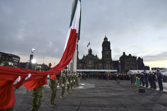 Se iza la bandera a media asta por las víctimas de los terremotos de 1985. Foto: Cuartoscuro