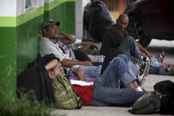 Los indocumentados aguardan en la estación ferroviaria de Pakal Ná, en Palenque, uno de los focos rojos más violentos de su paso. Foto: Cuartoscuro