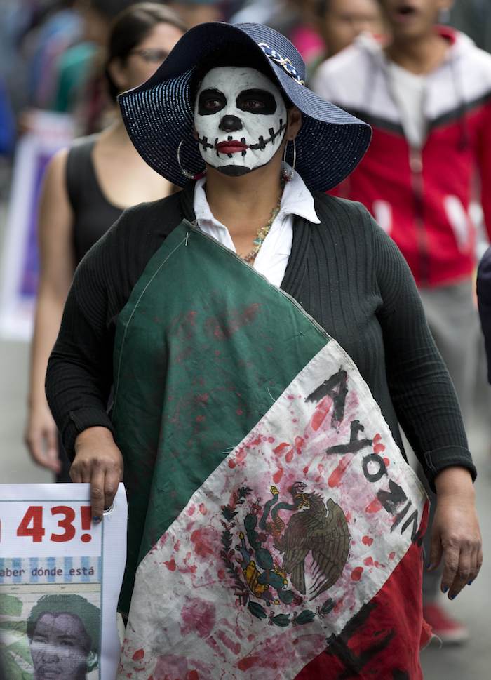 En Esta Foto Del De Enero De Un Manifestante Vestido Con Una Bandera Mexicana Manchada Con Pintura Roja Para Representar Sangre Participa En Una Marcha En Ciudad De México Al Cumplirse Meses De La Desaparición De Estudiantes Normalistas Foto Apeduardo Verdugo